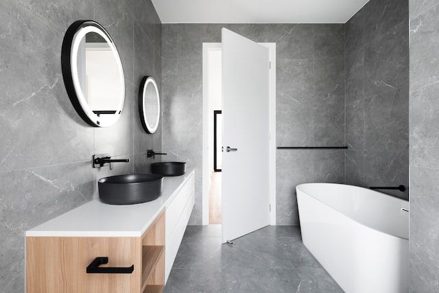 Renueva tu baño antiguo por uno moderno y elegante sin grandes
